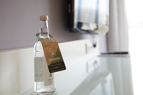 Hotelzimmer mit gratis Wasserflasche