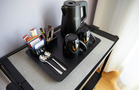 Im Hotelzimmer steht ein Tee- und Kaffeeset zum selbst aufkochen