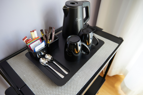 Im Hotelzimmer steht ein Tee- und Kaffeeset zum selbst aufkochen