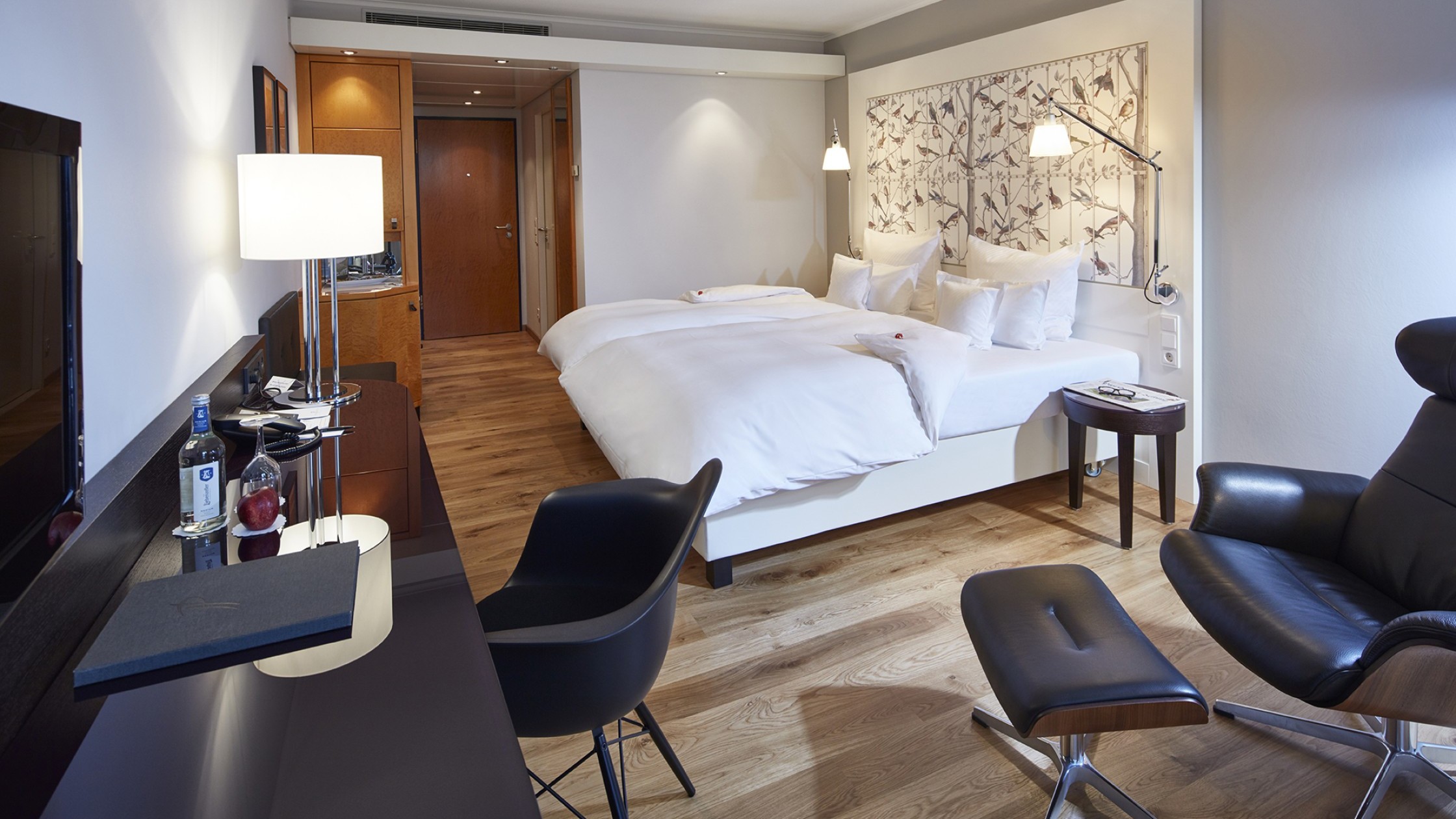 Deluxe Zimmer mit Doppelbett und Schreibtisch