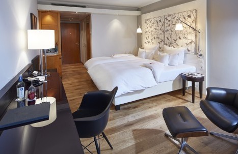 Deluxe Zimmer mit Doppelbett und Schreibtisch