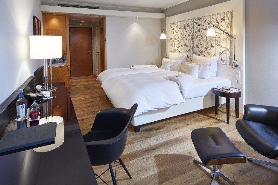 Deluxe Zimmer mit Doppelbett und Schreibtisch