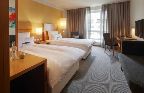 Hotelzimmer mit zwei Einzelbetten