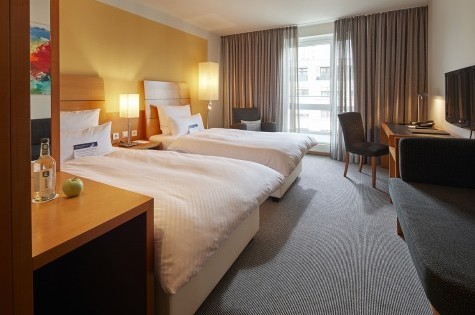 Hotelzimmer mit zwei Einzelbetten