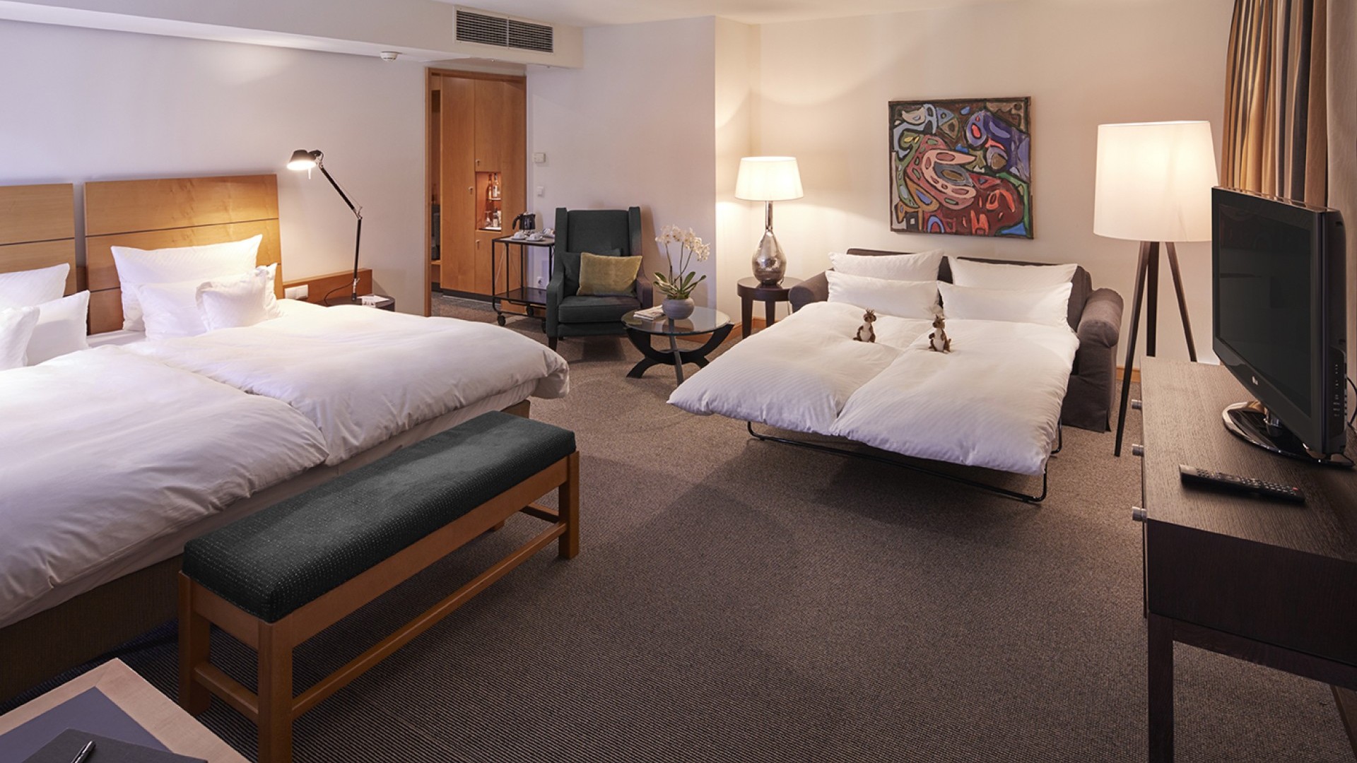 Ausgeklapptes Schlafsofa für Kinder mit Kuscheltieren