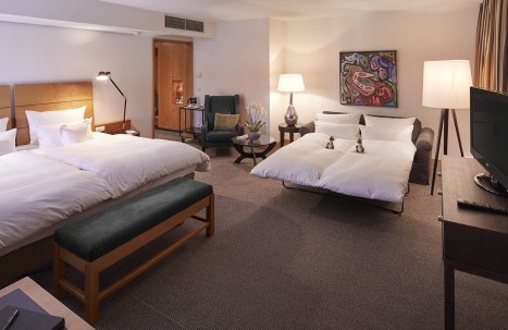 Ausgeklapptes Schlafsofa für Kinder mit Kuscheltieren