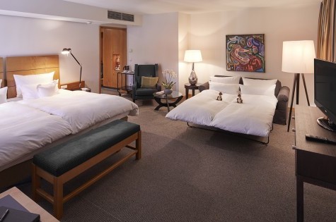 Ausgeklapptes Schlafsofa für Kinder mit Kuscheltieren