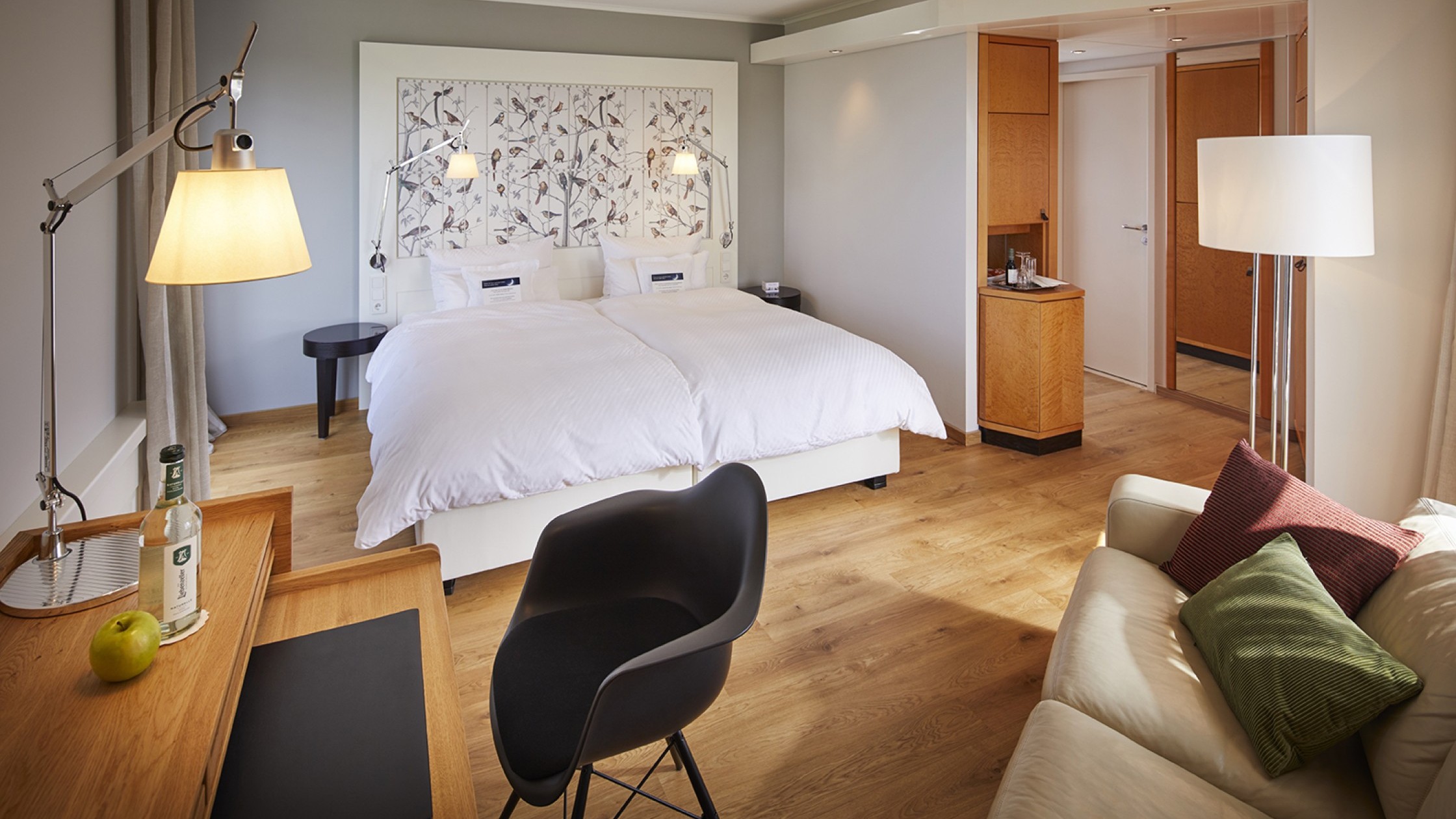 Blick in die Junior Suite mit Schlaf- und Wohnbereich