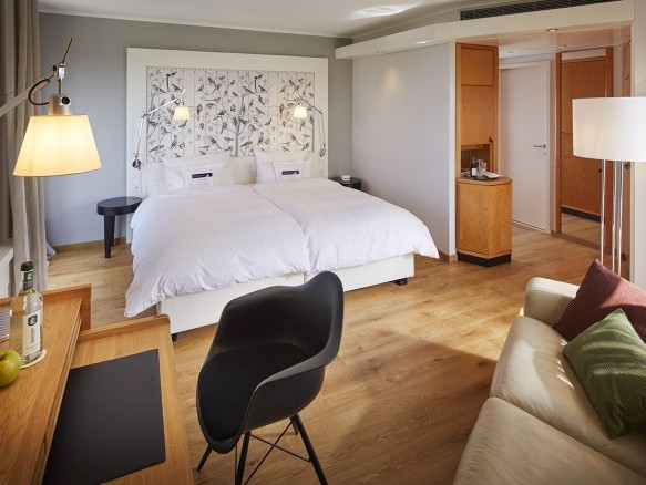 Blick in die Junior Suite mit Schlaf- und Wohnbereich