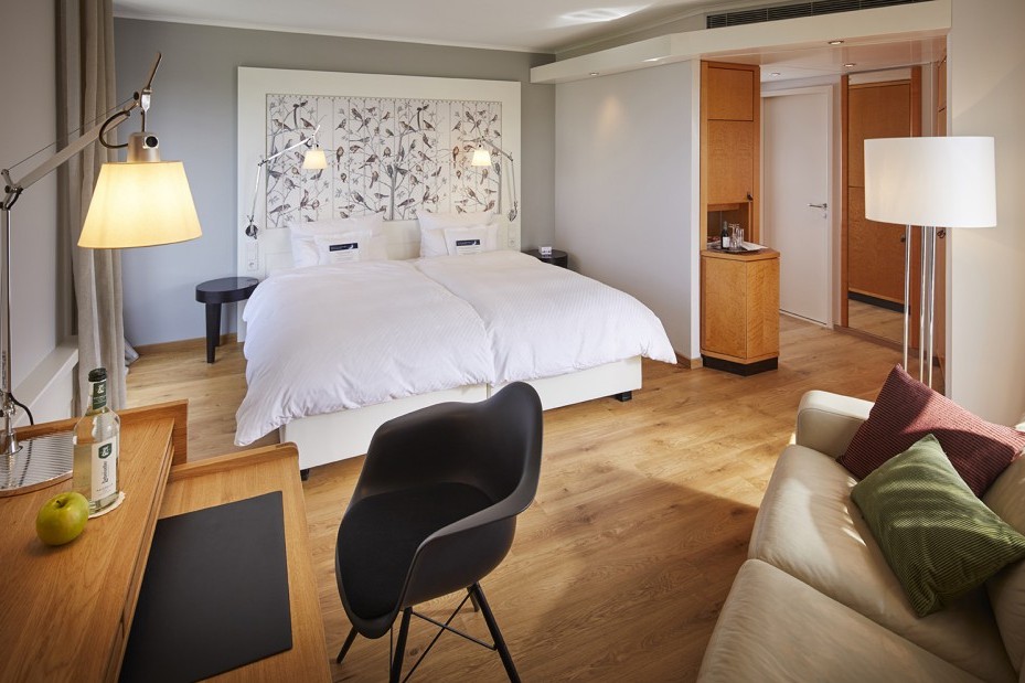 Blick in die Junior Suite mit Schlaf- und Wohnbereich