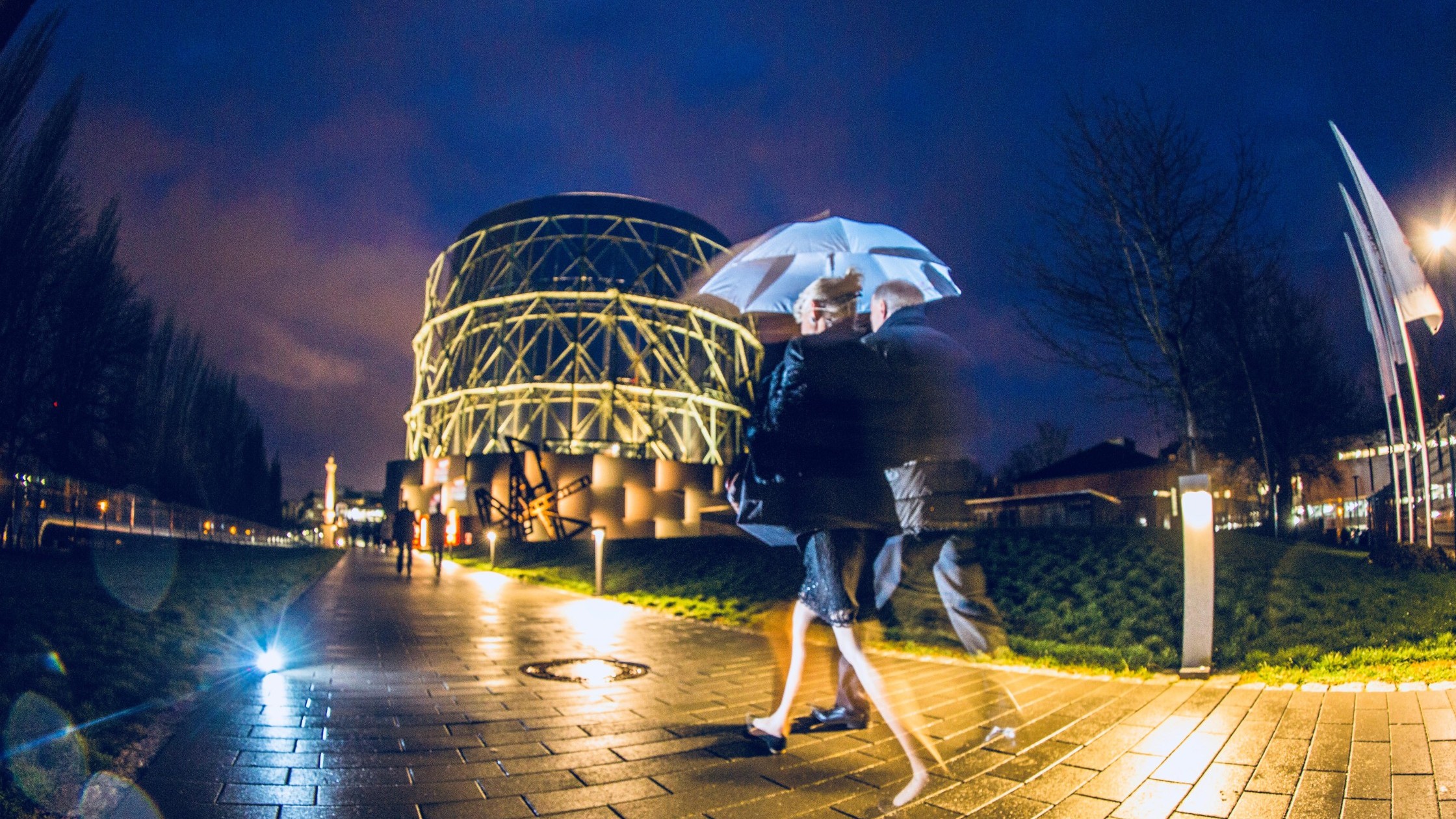 Gasometer Pforzheim bei Nacht beleuchtet