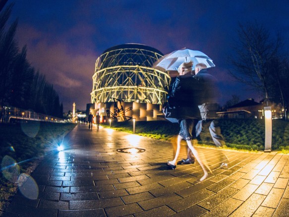 Gasometer Pforzheim bei Nacht beleuchtet